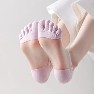 Detail of pink five-toe invisible socks with breathable mesh and anti-slip heel grip