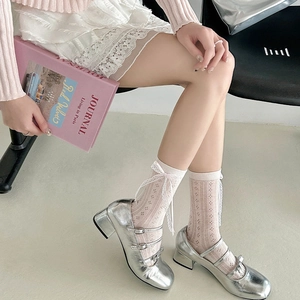 Scarpe Mary Jane argento con cinturini e calze di pizzo rosa con fiocco decorativo