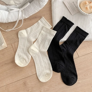 Chaussettes en résille respirantes noires et crème avec poignets ondulés à volants