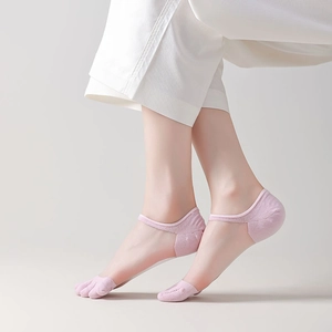 Detail of pink five-finger no-show socks with silicone anti-slip heel and thin mesh