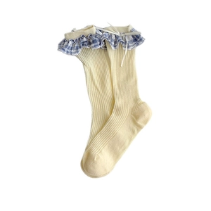 Chaussettes côtelées beige style ballet avec bordure en dentelle à carreaux bleus