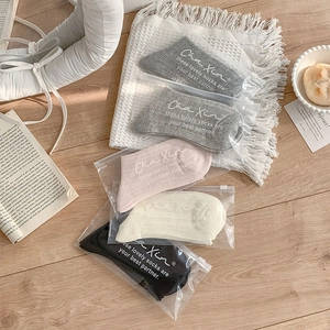 Détail de cinq paires de chaussettes en dentelle de coton avec emballage individuel zippé