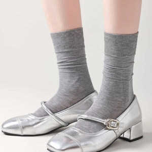 Graue japanische Crew-Socken mit Rippbündchen kombiniert mit silbernen Mary Janes