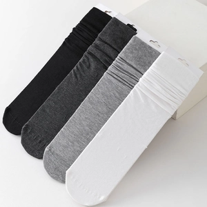 Detail von vier Farben JK-Stil-Socken mit elastischen Rippbündchen auf weißem Ständer