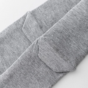 Detailaufnahme der grauen Strickstrumpfhose mit nahtloser Ferse und gerippter Textur