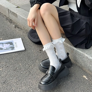 Détail de chaussettes Lolita blanches avec texture florale et bords à volants