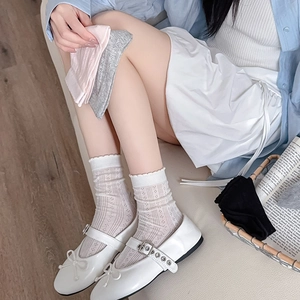Gros plan de chaussettes en résille avec motifs ajourés et bords à volants pour femme