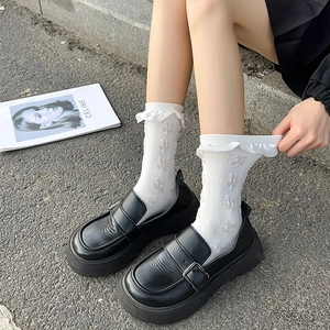 Chaussettes Lolita blanches à dentelle et motifs floraux avec mocassins noirs à plateforme