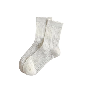 Chaussettes blanches en maille style japonais avec bords festonnés et motif ajouré
