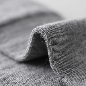 Makroaufnahme der grauen Strickstruktur zeigt hochwertige Baumwollmischung Details