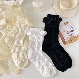 Trois paires de chaussettes Lolita avec volants et motifs floraux en crème, blanc et noir