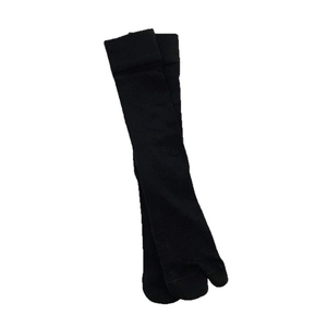 Classic black tabi split-toe socks in mid-calf length made of soft knitted cotton fabric
