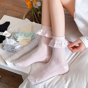 Calze da donna in stile giapponese con pizzo e rete in vari colori in una camera da letto