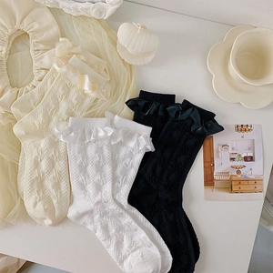 Détail de chaussettes Lolita à dentelle volantée avec texture florale en trois couleurs