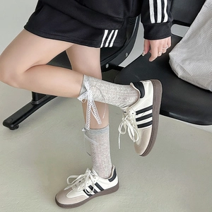 Calze grigie con fiocchi in pizzo e maglia traforata in stile balletcore per ragazze