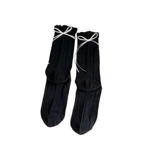 Calze nere stile balletto con fiocchi bianchi e bordi in pizzo a balze in stile dolce