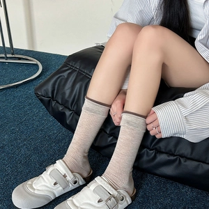Calze a metà polpaccio beige a costine con bordo a contrasto e scarpe casual bianche