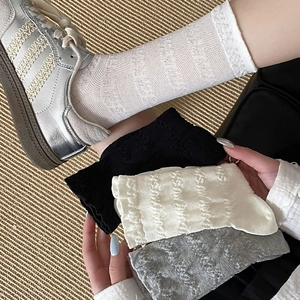 Gros plan détaillé de chaussettes en maille respirante avec motif jacquard lettré