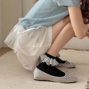 Chaussettes Lolita à volants en dentelle à pois avec ballerines en satin argenté