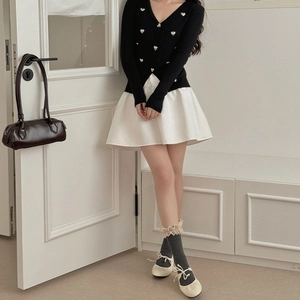Détail de chaussettes gris foncé avec bordure en dentelle et mocassins crème chics