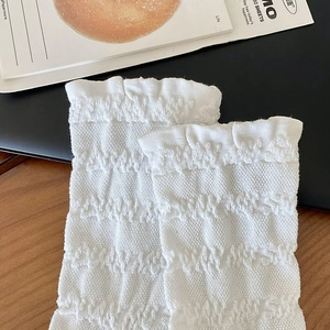 Vue détaillée de chaussettes blanches à volants avec tricot texturé 3D et bordure ondulée
