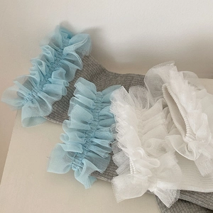 Gros plan de chaussettes en coton avec bordure en dentelle de maille double en bleu et blanc