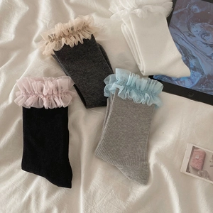Détail de chaussettes en coton côtelé avec volants en dentelle d'organza en plusieurs couleurs