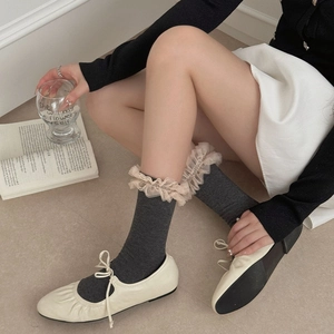 Chaussettes mi-mollet en tricot gris foncé avec bordure dentelle et côtes fines