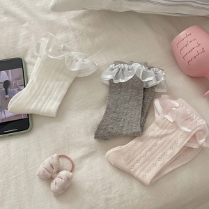 Vue détaillée des chaussettes Lolita avec dentelle à volants et motifs floraux ajourés