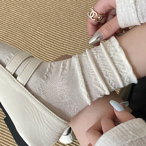 Détails de chaussettes en résille blanc crème avec volants et bordure en dentelle