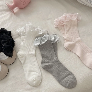 Vue détaillée des chaussettes en dentelle à mailles losanges évidées et doubles volants