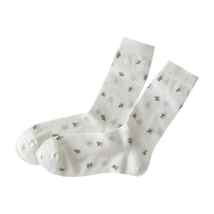 Chaussettes blanches avec motifs floraux roses et bleus en maille douce et sucrée