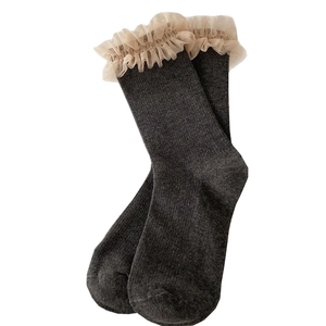 Chaussettes grises à rayures verticales et bordure en dentelle champagne style JK