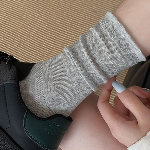 Gros plan de chaussettes grises en maille fine avec une chaussure décontractée élégante