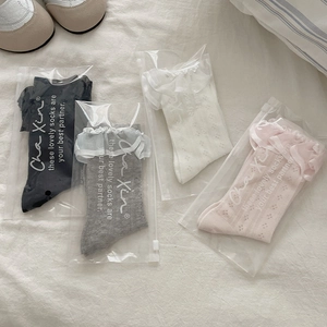 Détail de chaussettes Lolita en dentelle à volants en quatre couleurs avec emballage
