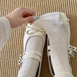 Détail de chaussettes en résille blanche avec motif à losanges et haute élasticité