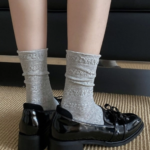 Chaussettes grises plissées de style japonais avec mocassins à plateforme en cuir