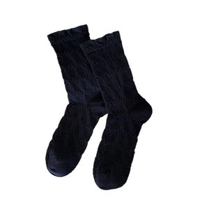 Chaussettes noires de style japonais avec froufrous et texture tricotée verticale