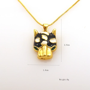 Macro shot of gold-plated leopard head pendant with size measurements 2.8cm and 8g weight