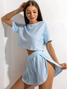 Ensemble pyjama deux pièces bleu clair avec haut court et broderie florale