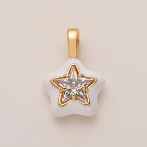 Pendentif étoile minimaliste plaqué or 18K avec émail blanc et pierre de zircone