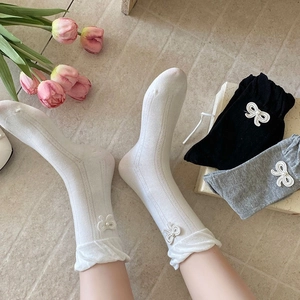 Details von Strickstulpen mit Schleife, Perle und Rüschenrand für Mary Jane Schuhe