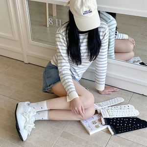 Détail de chaussettes mi-bas à motif cœur avec baskets à dentelle pour femme