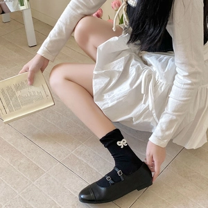 Süße Mary Jane Ballerinas mit Doppelschnalle und weißen Schleifensocken im Korea-Stil