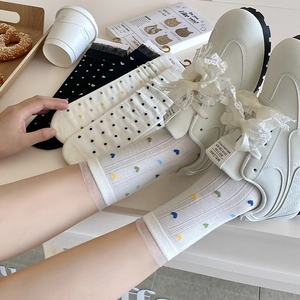Détail de chaussettes japonaises en coton avec bordure en dentelle et motifs de cœurs