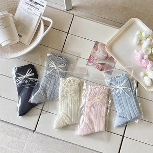Détail du lot de cinq paires de chaussettes en résille avec nœuds en perles et bords à volants