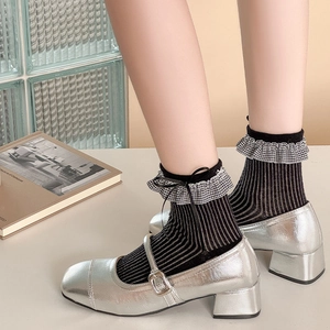 Chaussures Mary Jane argentées avec chaussettes à carreaux noirs et nœud élégant