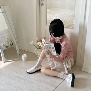 Détail de chaussettes blanches en dentelle et mocassins pour un style BCBG doux