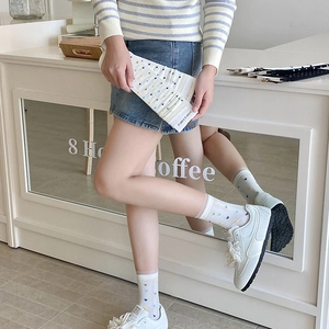 Détail de chaussettes blanches avec cœurs colorés et bordure en dentelle de tulle