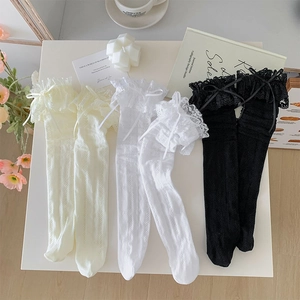 Dettagli in pizzo e fiocco su calze traforate in beige, bianco e nero stile Lolita